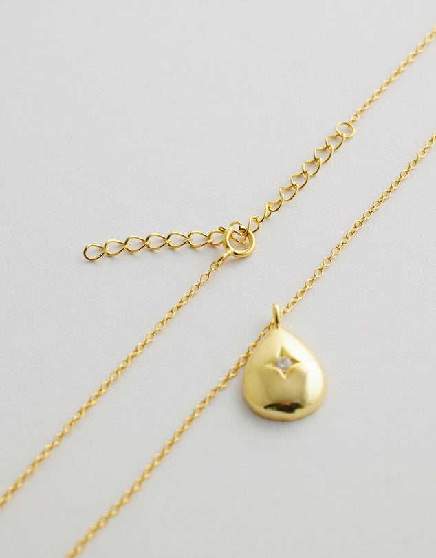 Virelia Teardrop Necklace close up chain