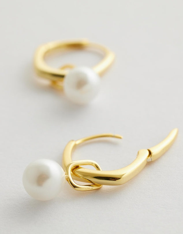 Aurelia Pearl Earrings close up