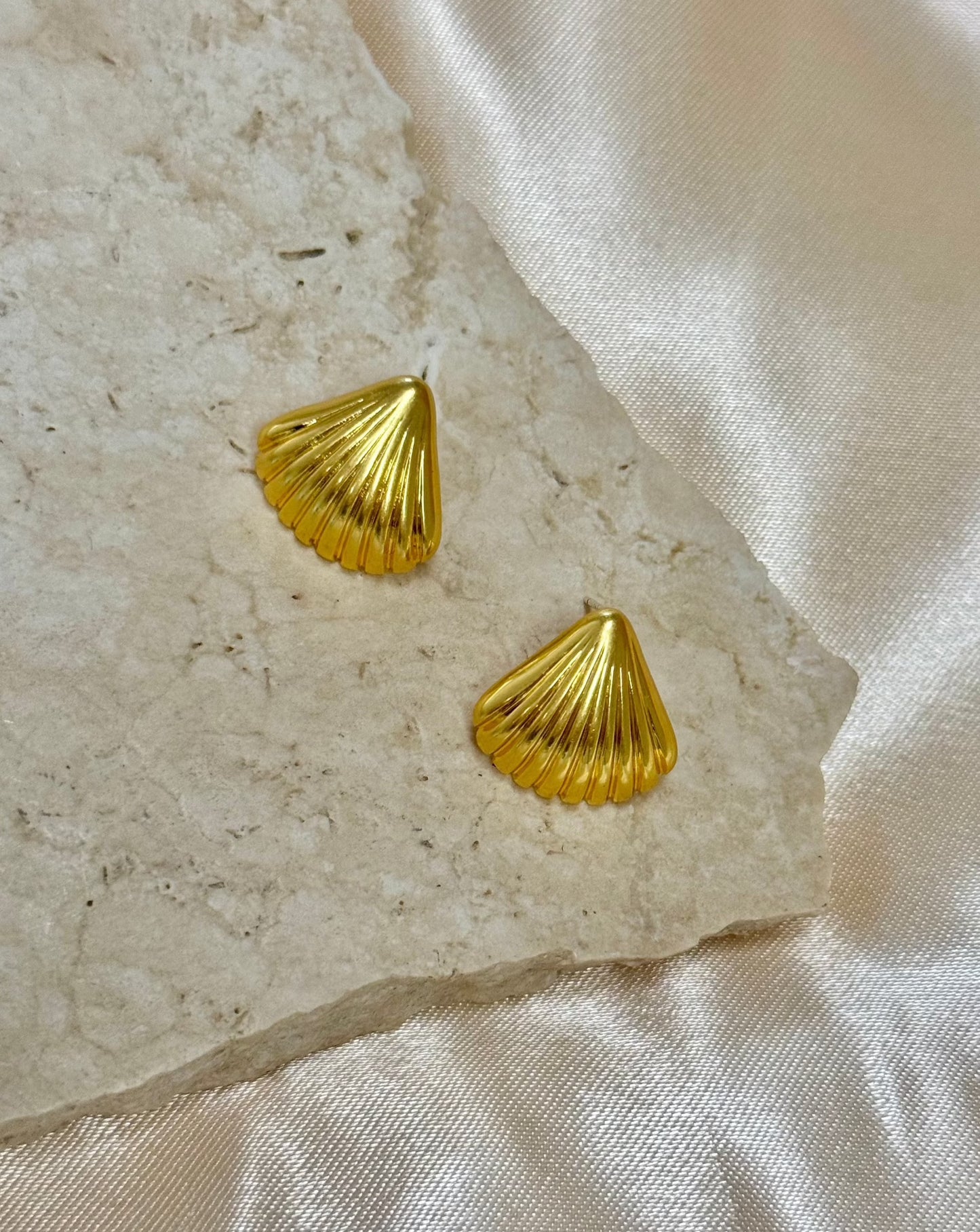 Tanah Shell Earrings - Gold